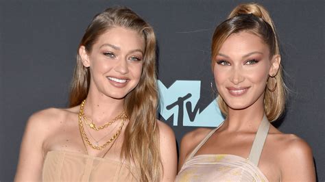 Gigi e Bella Hadid posano nude come delle dee: sono il simbolo。